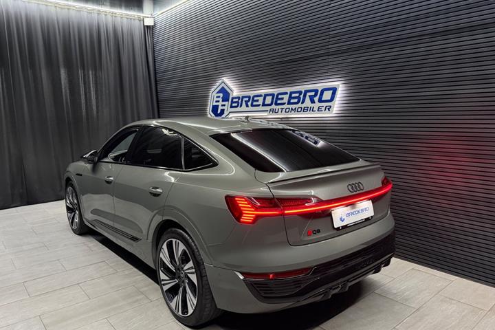 Grå Audi Q8 e-tron fra 2024