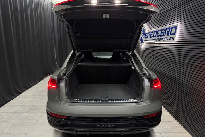 Grå Audi Q8 e-tron fra 2024
