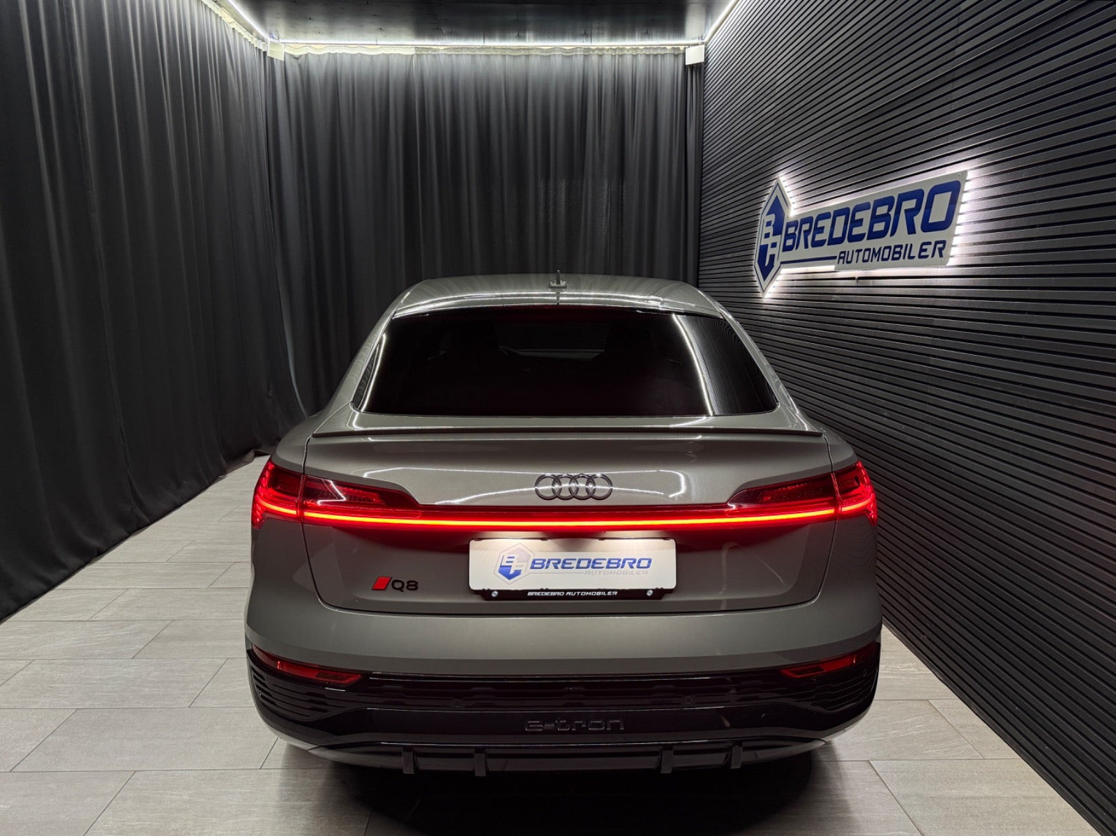 Grå Audi Q8 e-tron fra 2024