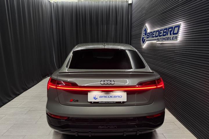 Grå Audi Q8 e-tron fra 2024