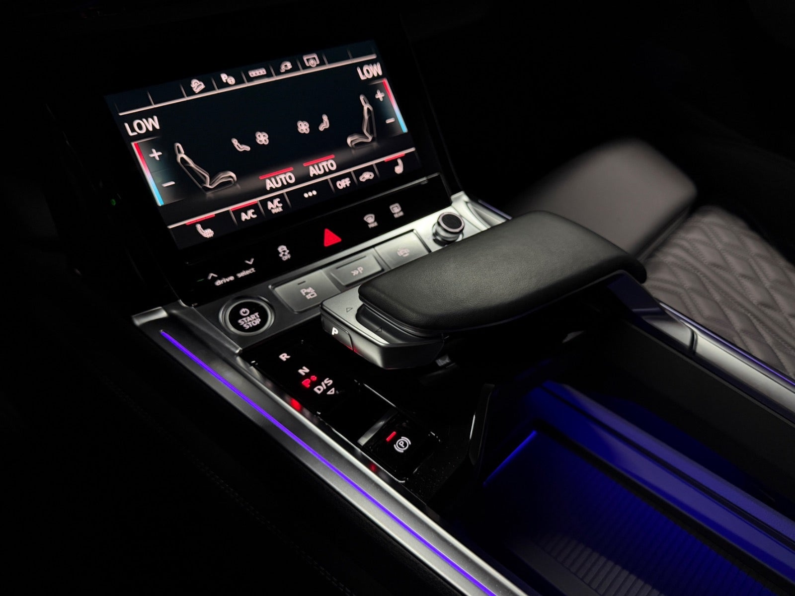 Grå Audi Q8 e-tron fra 2024