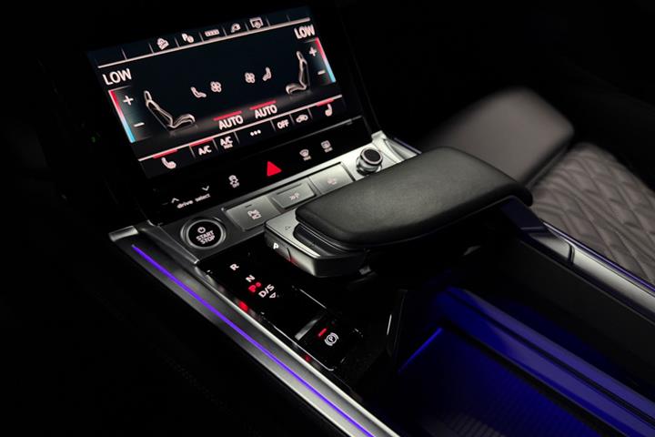 Grå Audi Q8 e-tron fra 2024