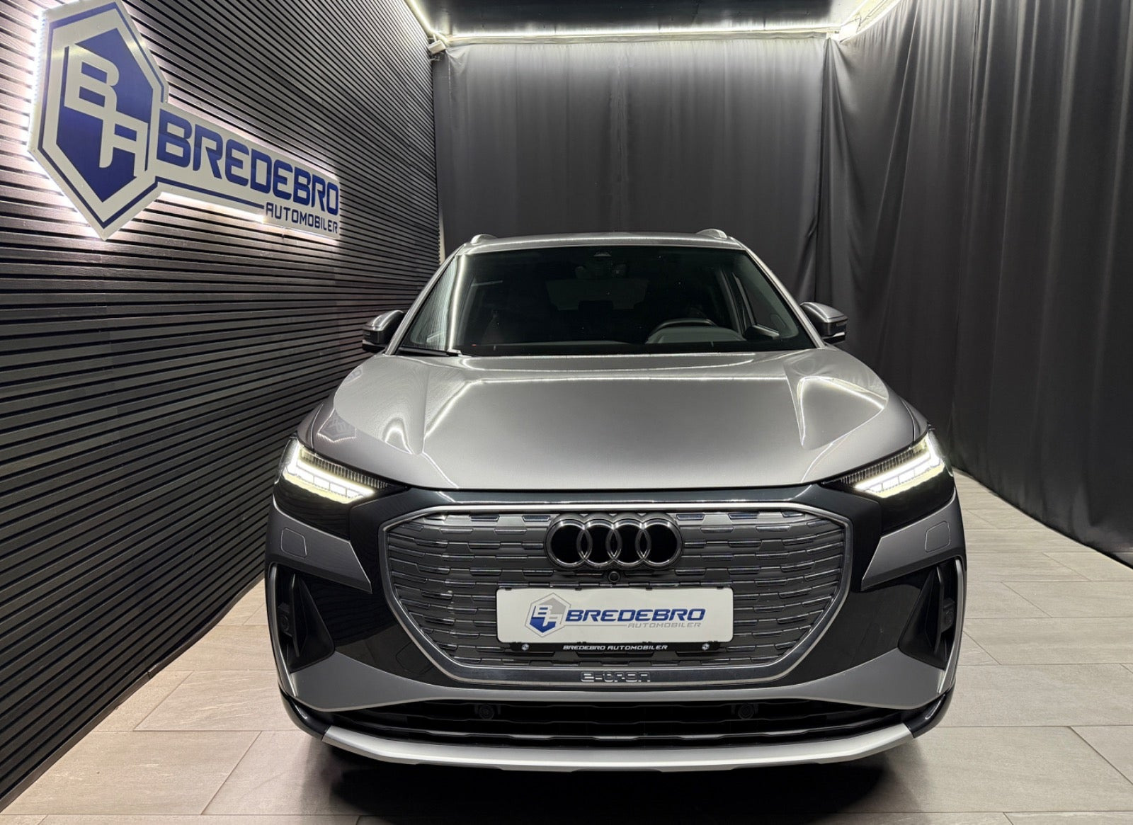 Grå Audi Q4 e-tron fra 2024