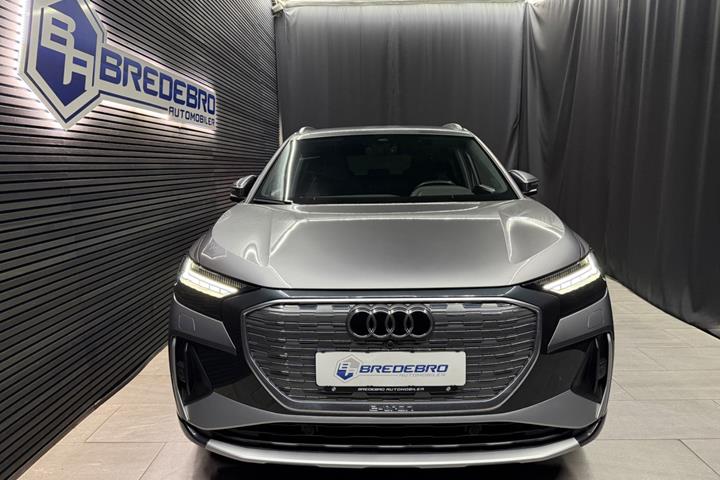 Grå Audi Q4 e-tron fra 2024