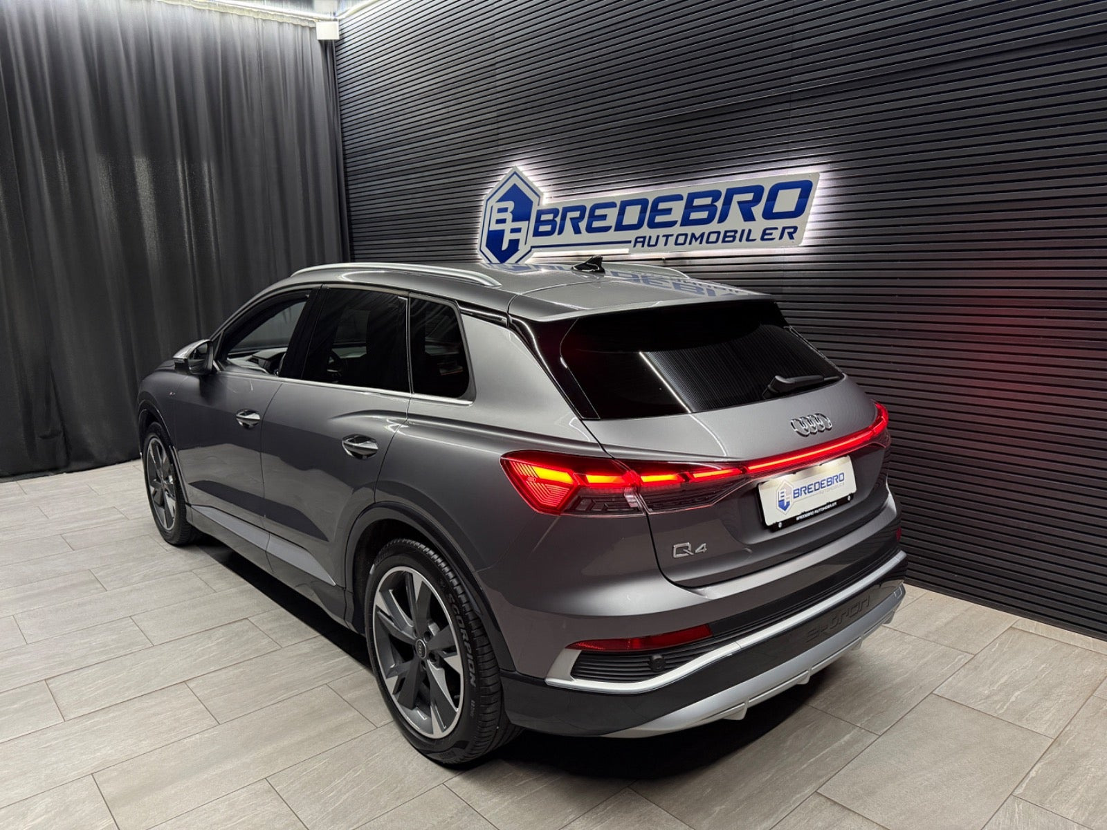Grå Audi Q4 e-tron fra 2024