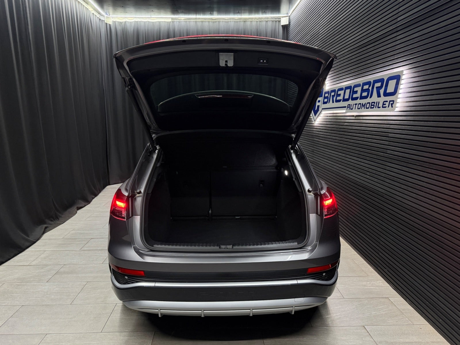 Grå Audi Q4 e-tron fra 2024