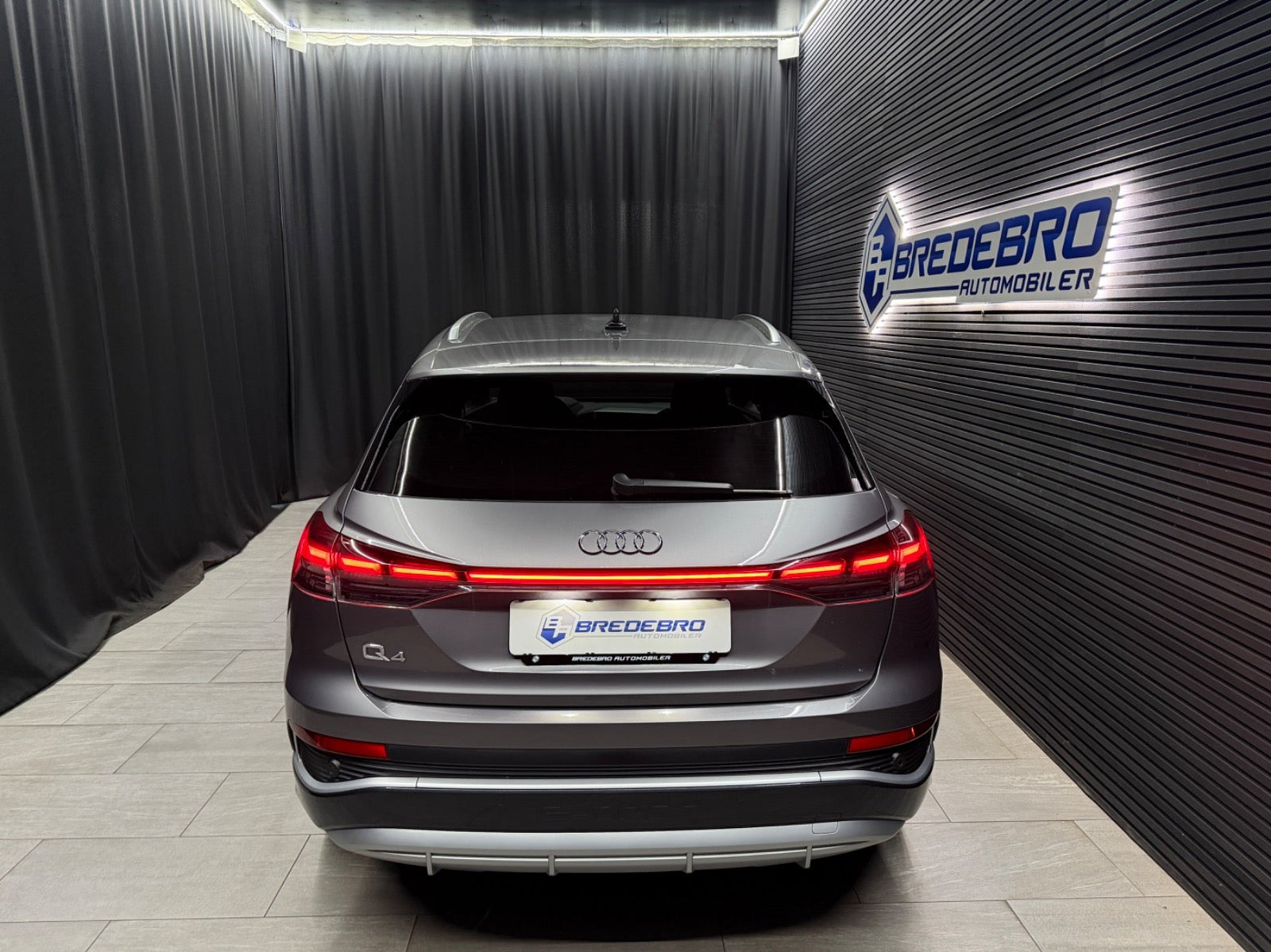 Grå Audi Q4 e-tron fra 2024