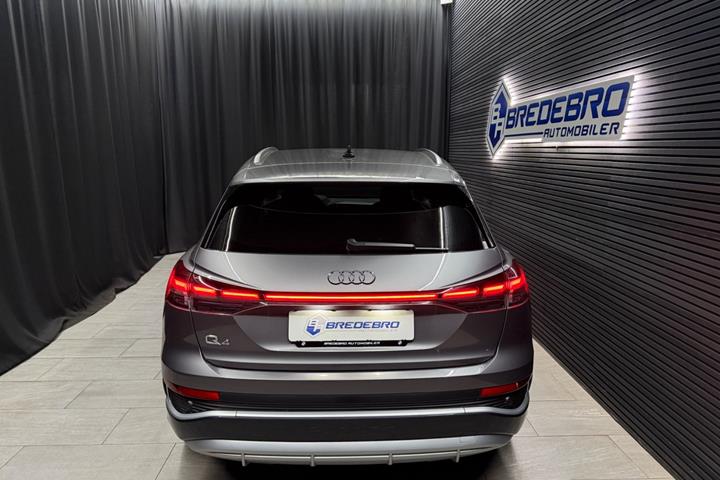 Grå Audi Q4 e-tron fra 2024