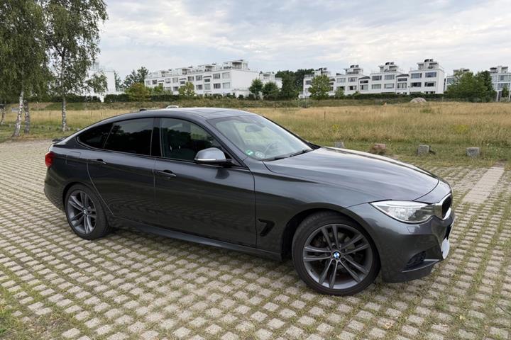 Sort BMW 320d fra 2016