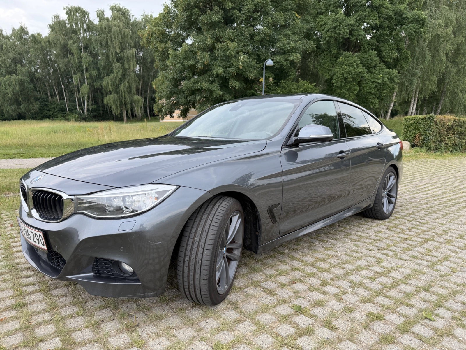 Sort BMW 320d fra 2016