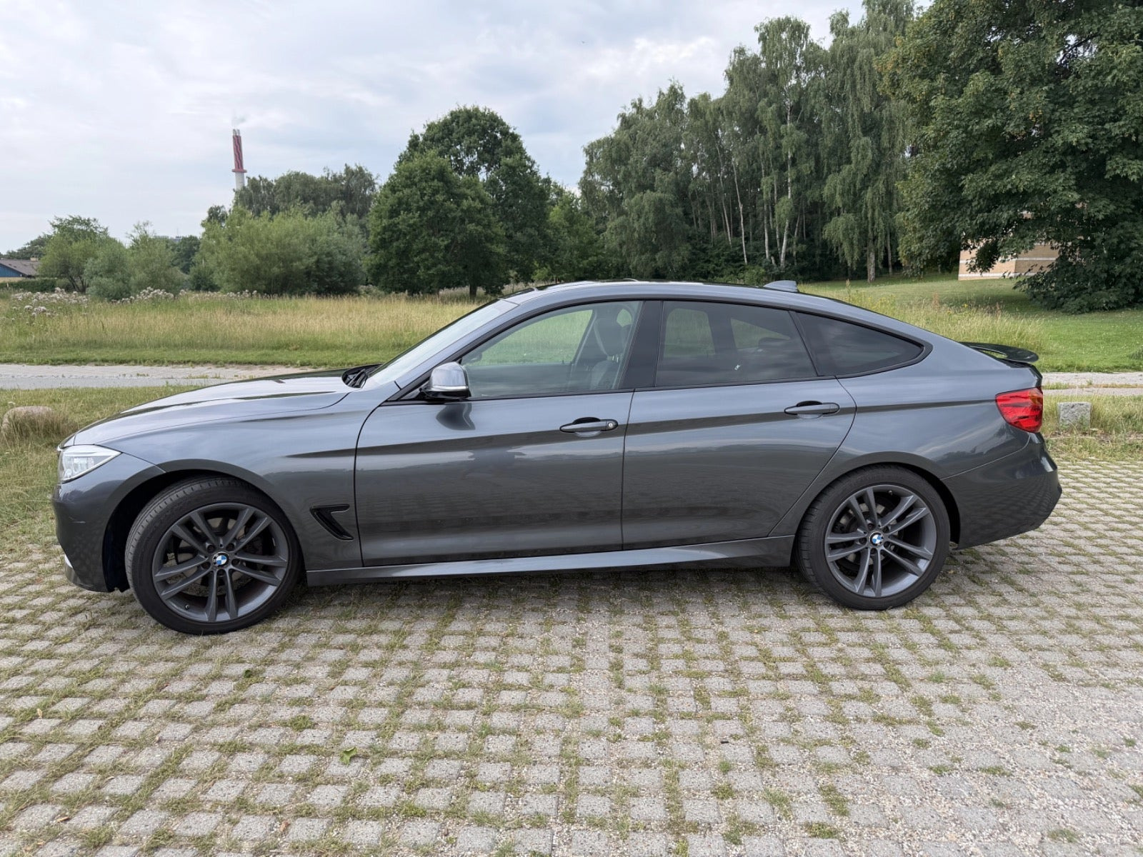 Sort BMW 320d fra 2016