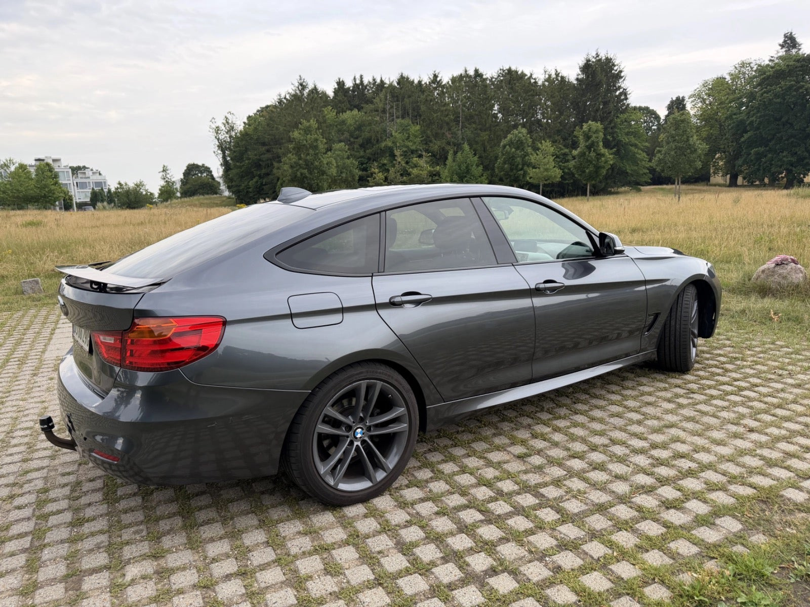 Sort BMW 320d fra 2016