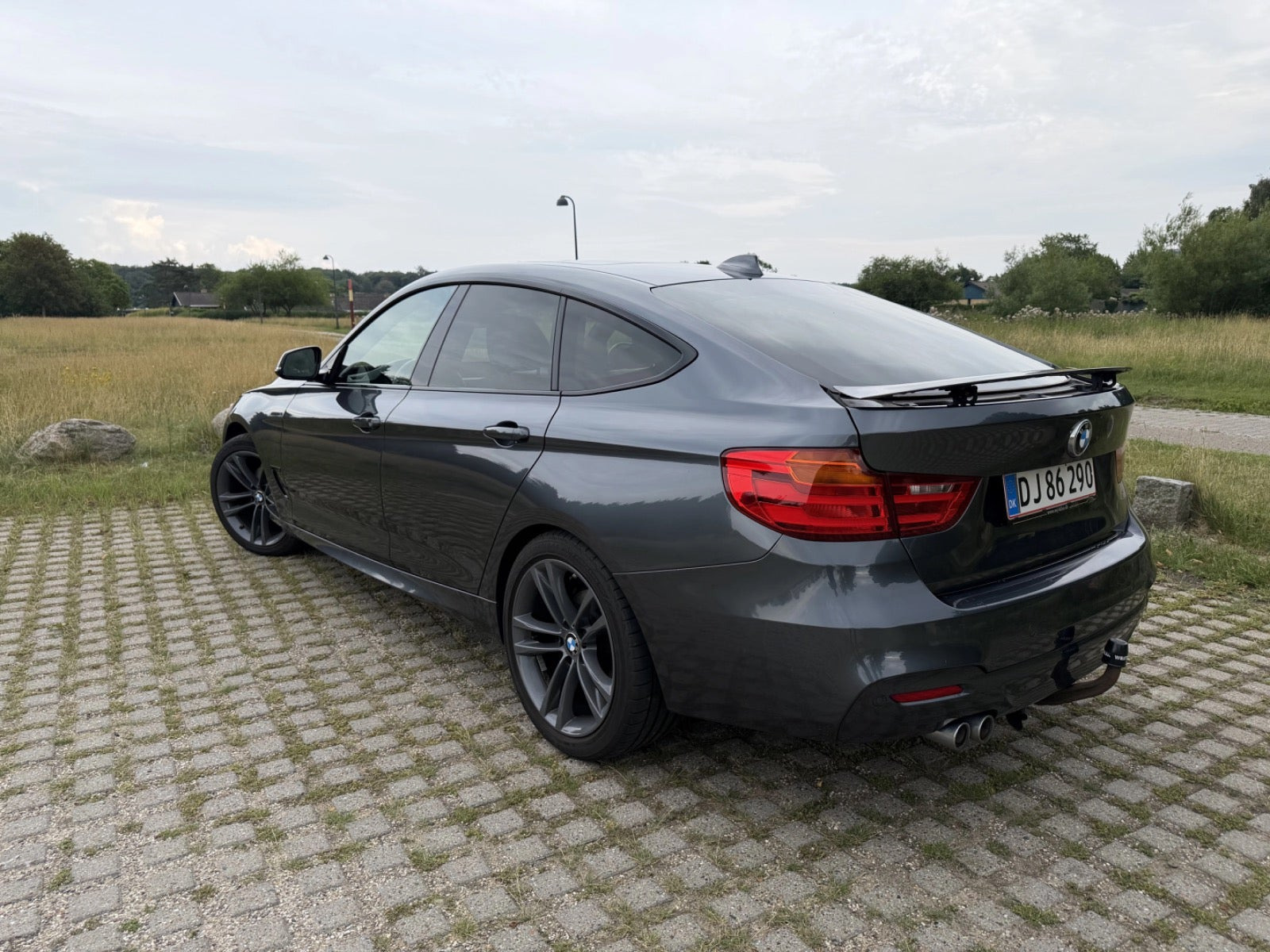 Sort BMW 320d fra 2016