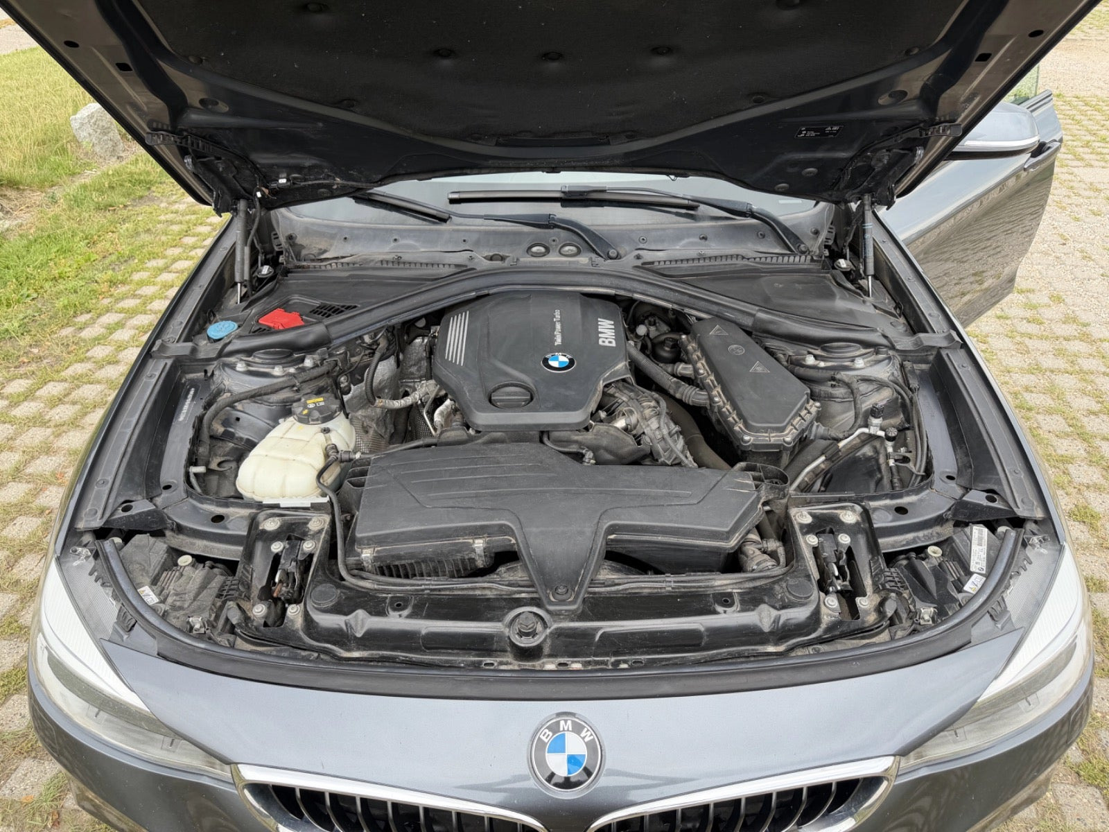 Sort BMW 320d fra 2016