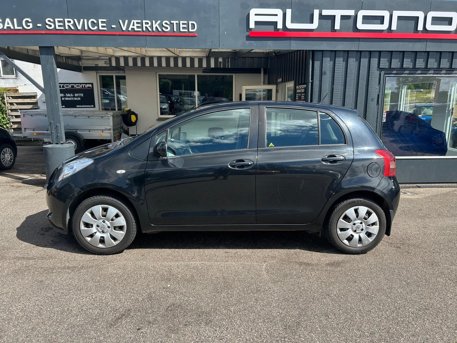 Sort Toyota Yaris fra 2007