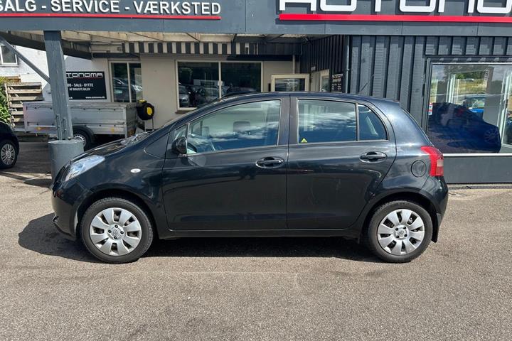 Sort Toyota Yaris fra 2007