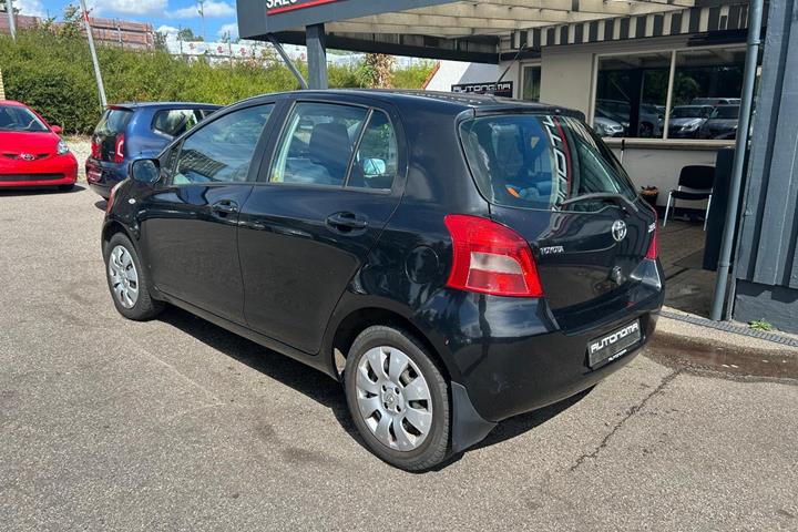 Sort Toyota Yaris fra 2007