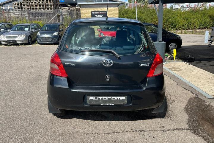 Sort Toyota Yaris fra 2007