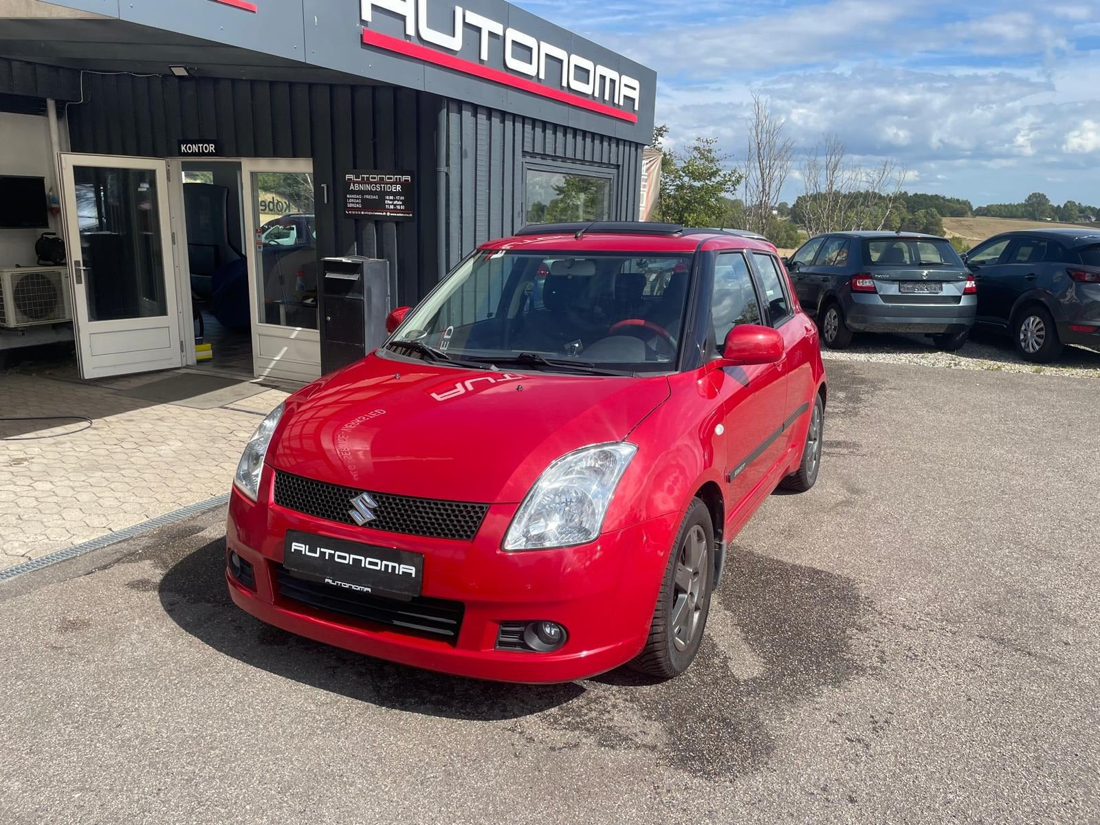 Rød Suzuki Swift fra 2007 set udefra