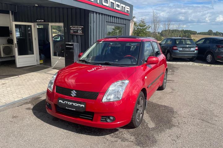 Rød Suzuki Swift fra 2007 set udefra