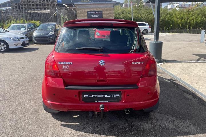 Rød Suzuki Swift fra 2007