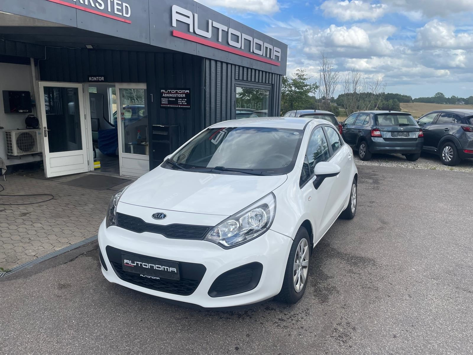 Grøn Kia Rio fra 2012 set udefra