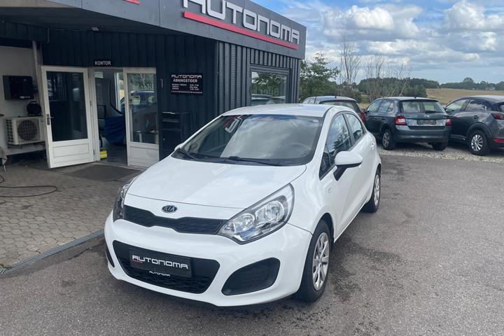 Grøn Kia Rio fra 2012 set udefra