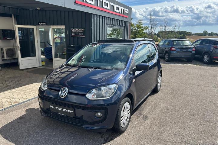 Blå VW UP! fra 2014 set udefra