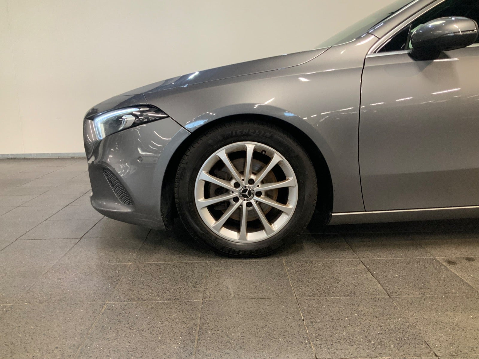 Grå Mercedes A200 fra 2020