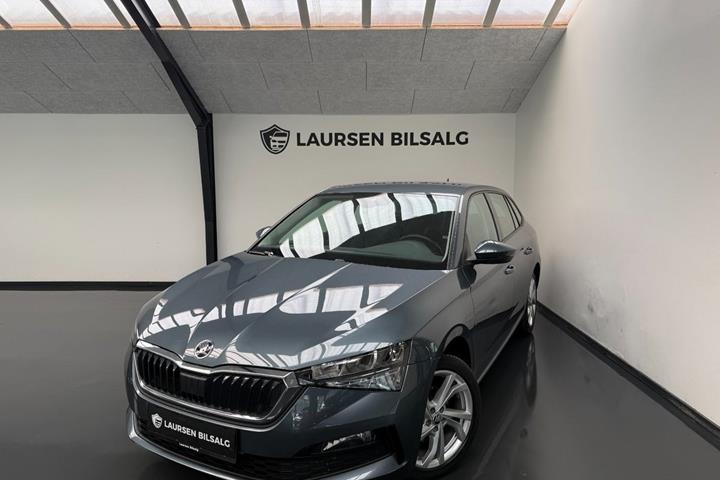 Grå Skoda Scala fra 2021 set udefra