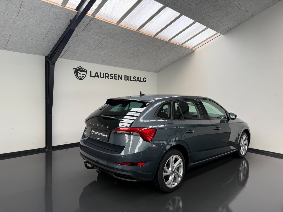 Grå Skoda Scala fra 2021