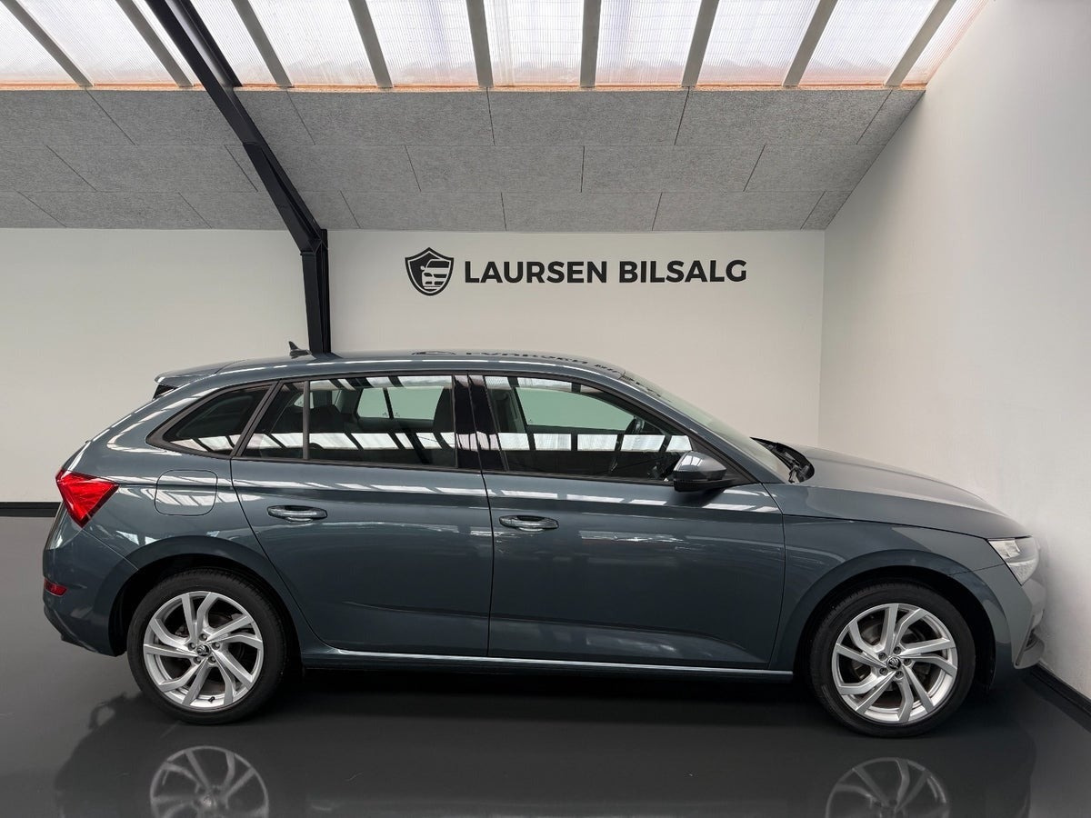 Grå Skoda Scala fra 2021