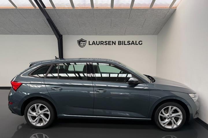 Grå Skoda Scala fra 2021
