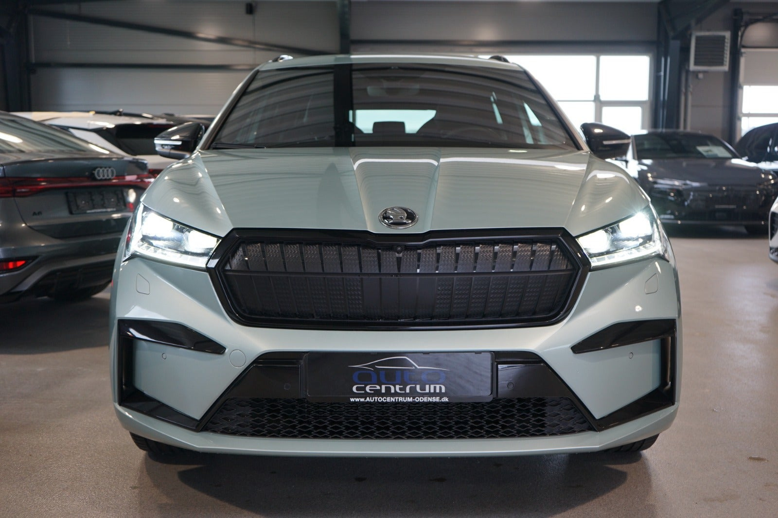 Grå Skoda Enyaq fra 2023