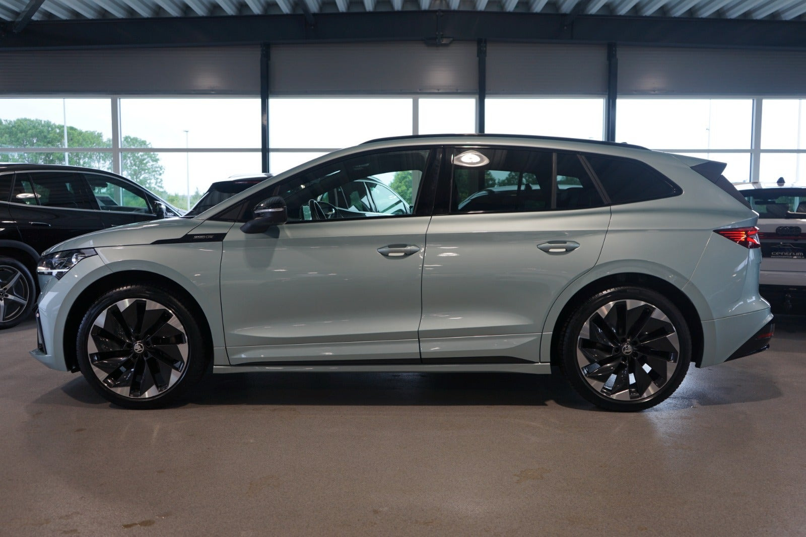 Grå Skoda Enyaq fra 2023