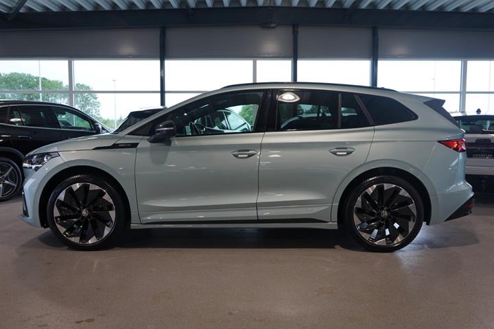 Grå Skoda Enyaq fra 2023