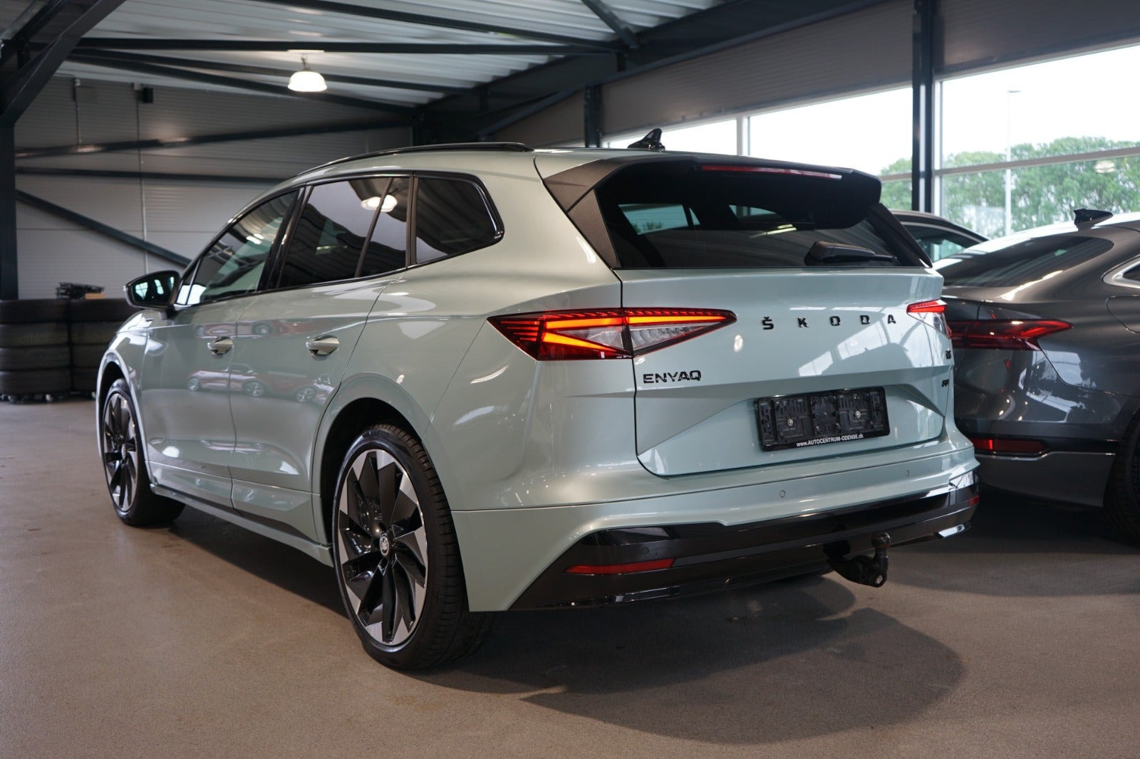 Grå Skoda Enyaq fra 2023