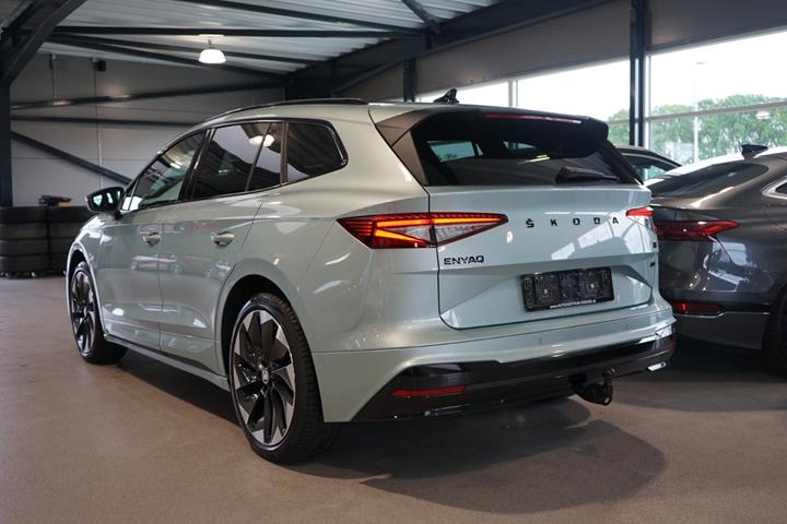 Grå Skoda Enyaq fra 2023
