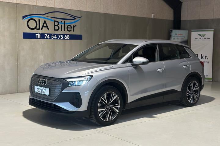 Sølv Audi Q4 e-tron fra 2023 set udefra