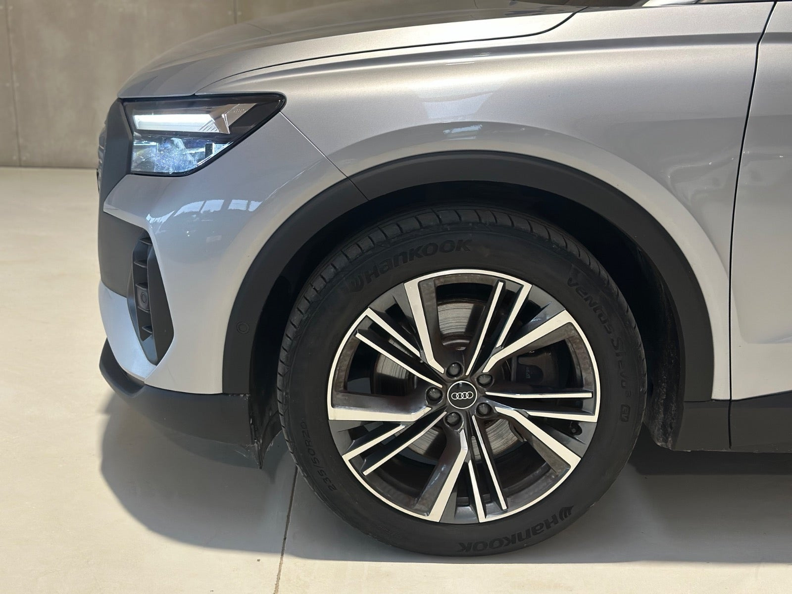 Sølv Audi Q4 e-tron fra 2023