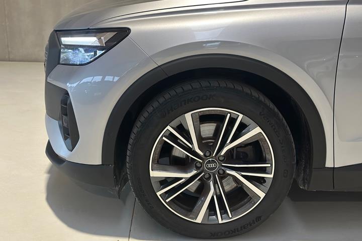 Sølv Audi Q4 e-tron fra 2023