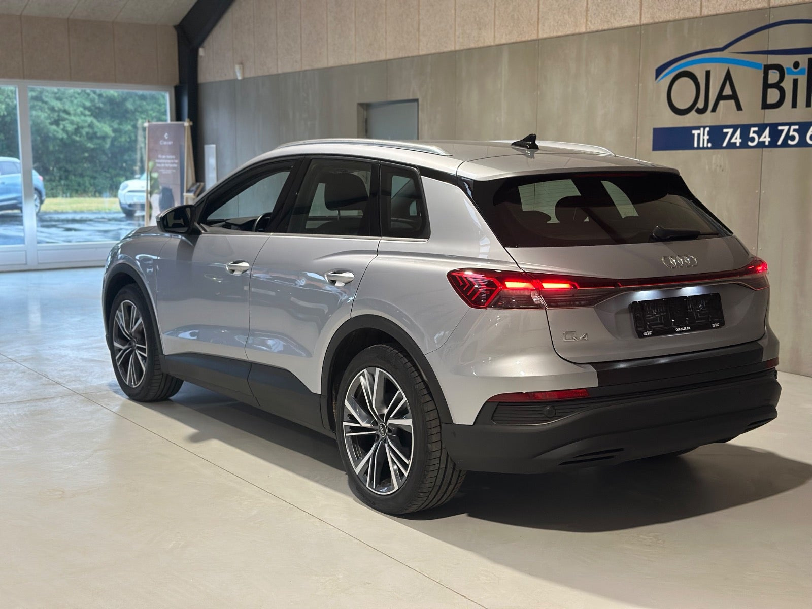 Sølv Audi Q4 e-tron fra 2023