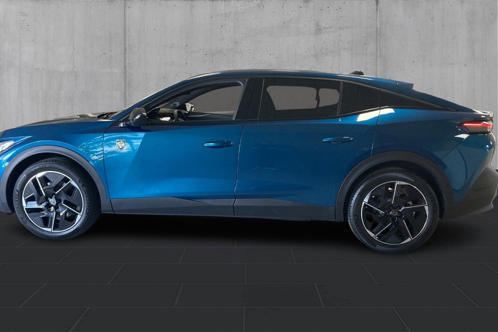 Blå Peugeot e-408 fra 2026