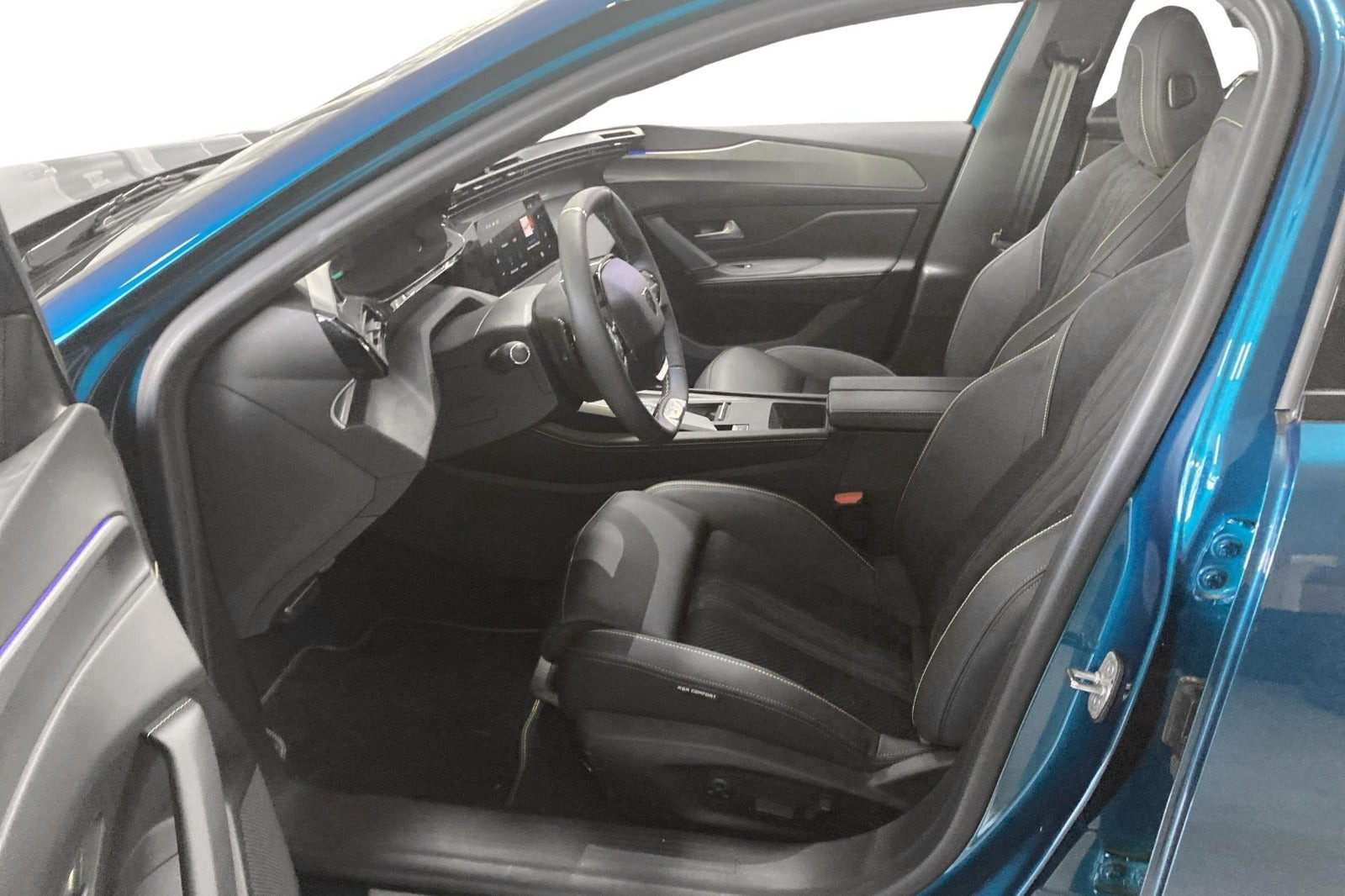Blå Peugeot e-408 fra 2026