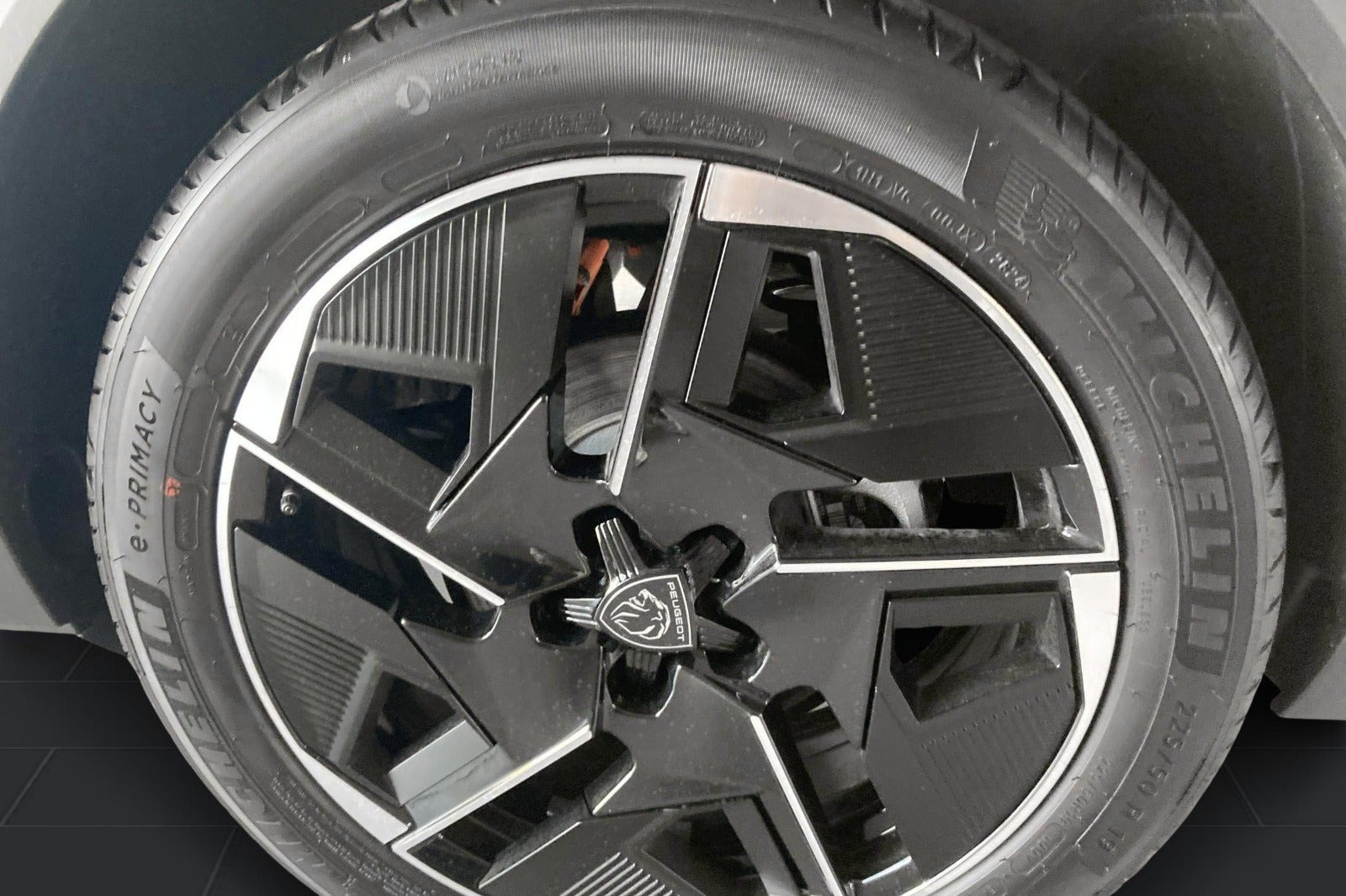 Blå Peugeot e-408 fra 2026