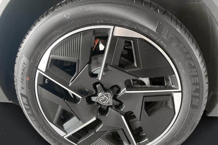 Blå Peugeot e-408 fra 2026