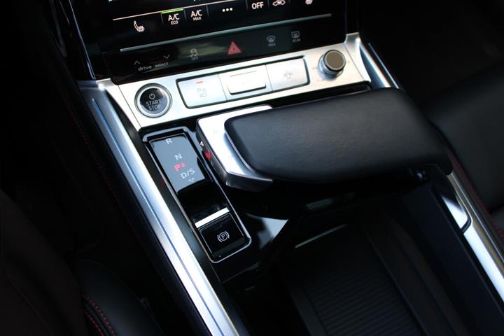 Sort Audi Q8 e-tron fra 2024