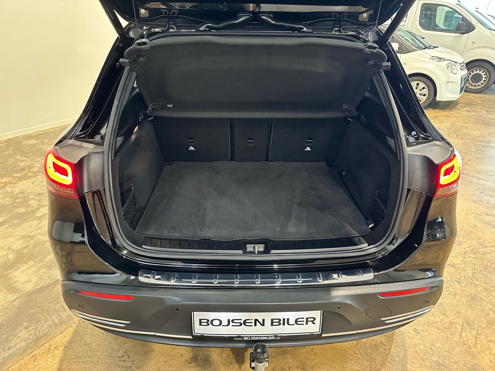 Sort Mercedes EQA 250+ fra 2023