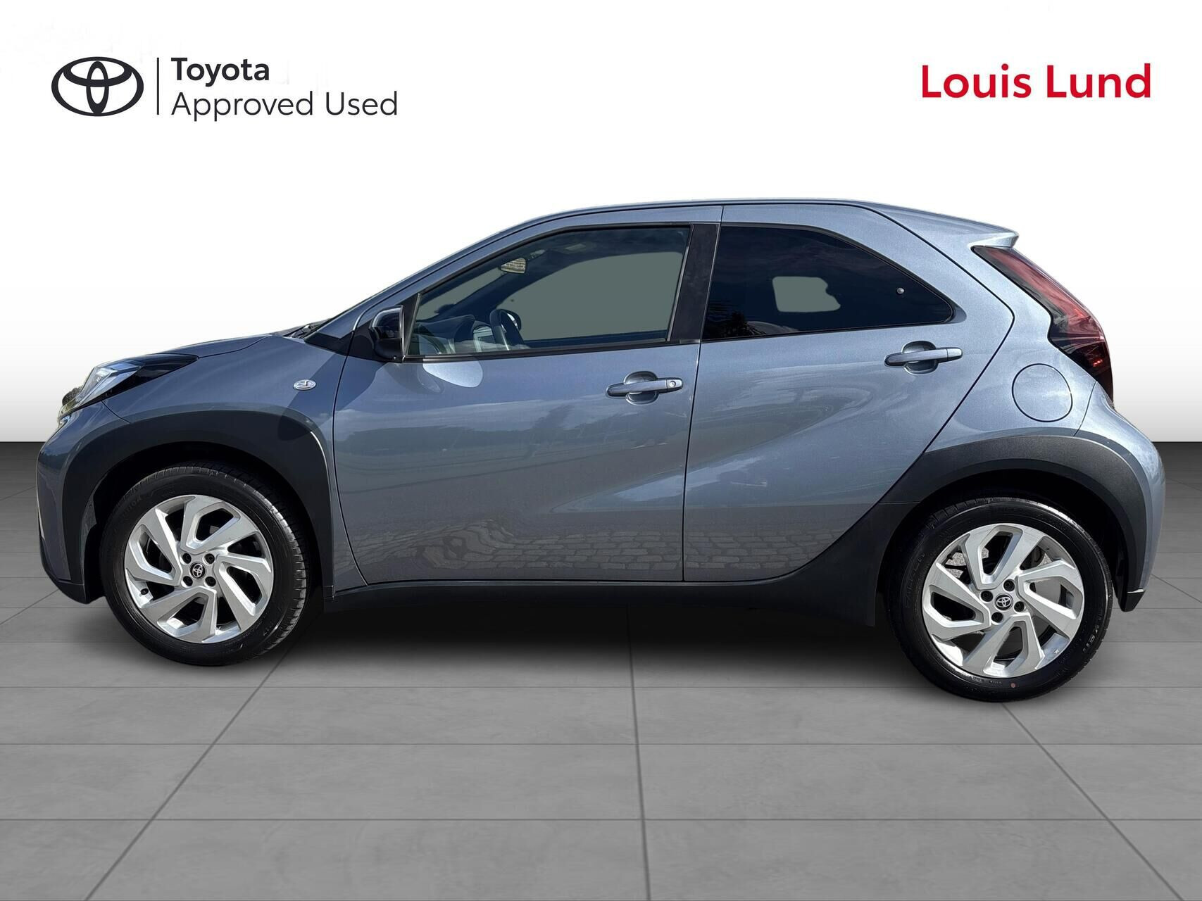 Grå Toyota Aygo X fra 2024