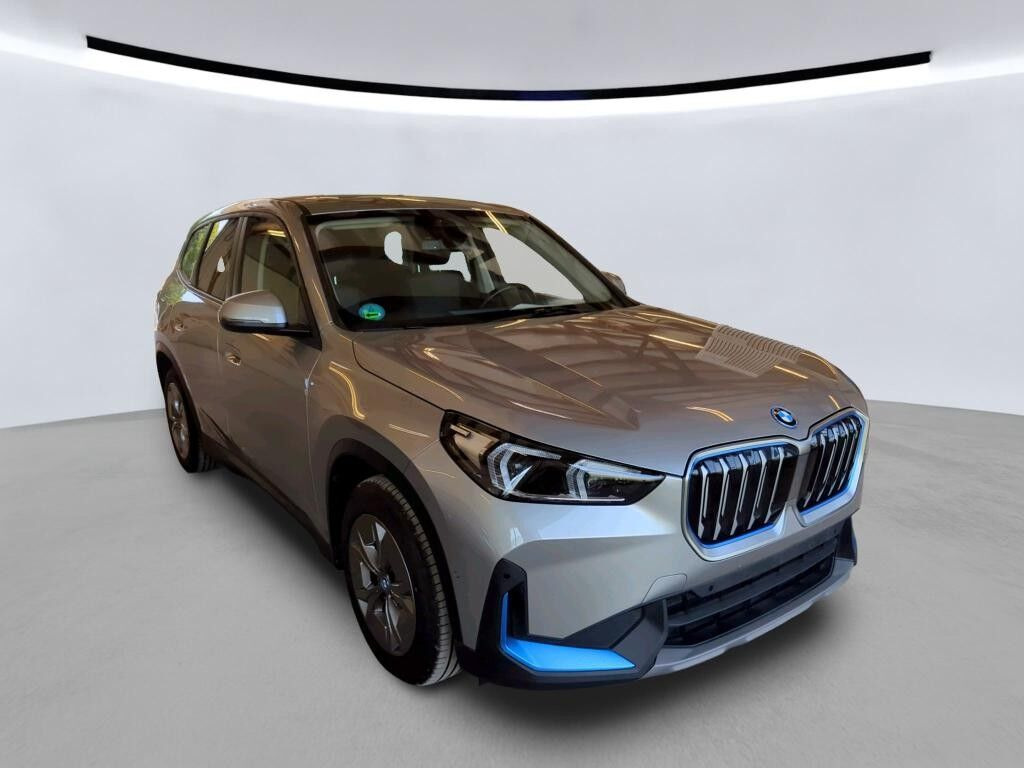 Sølv BMW iX1 fra 2023